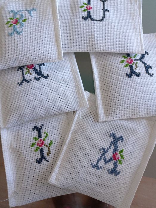 Sacos de alfazema em ponto cruz