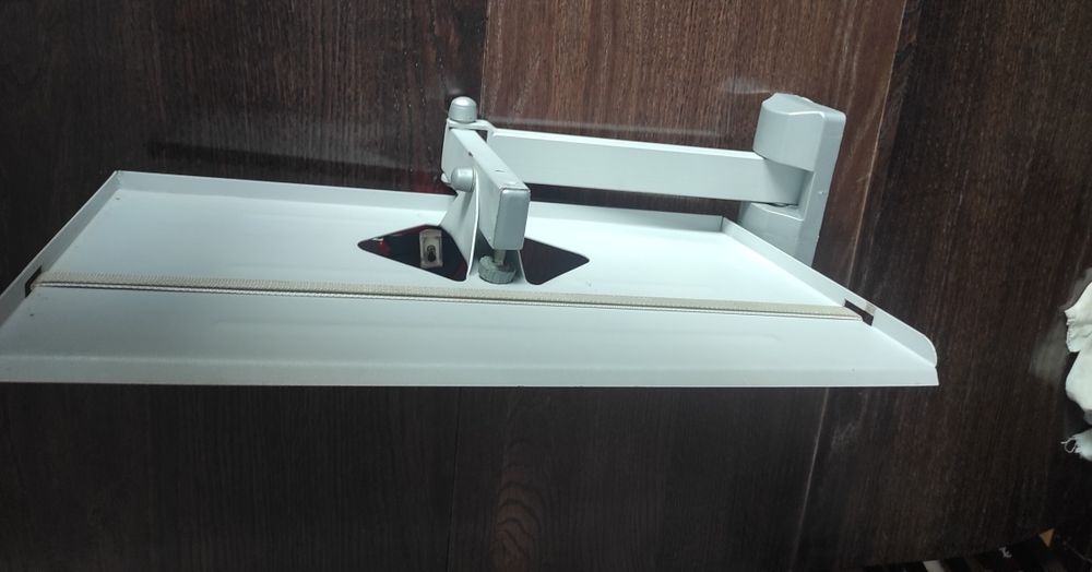 Поличка підвісна під телевізор або проектор