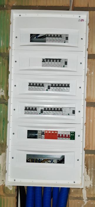 usługi elektryczne montaż instalacji elektrycznych