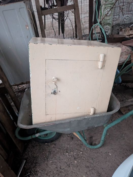 Продам Сейф вес 50 кг. Размер 60*60*50см.