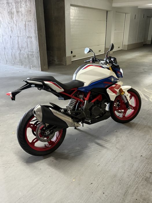 BMW G 310R.