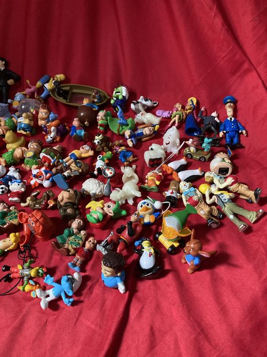 Kinder e outros bonecos lote de 100 figuras