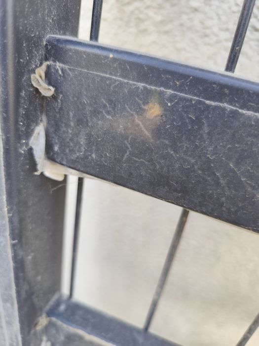 Portão de metal com chaves