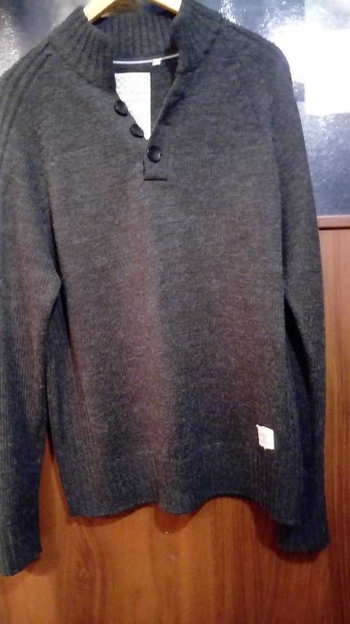 Sweter męski szary rozmiar L zapinany na 3 guziki pod szyją