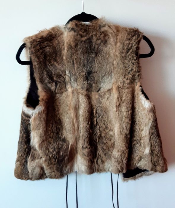 Colete em pele de coelho, forrado, com atilhos em cabedal.
