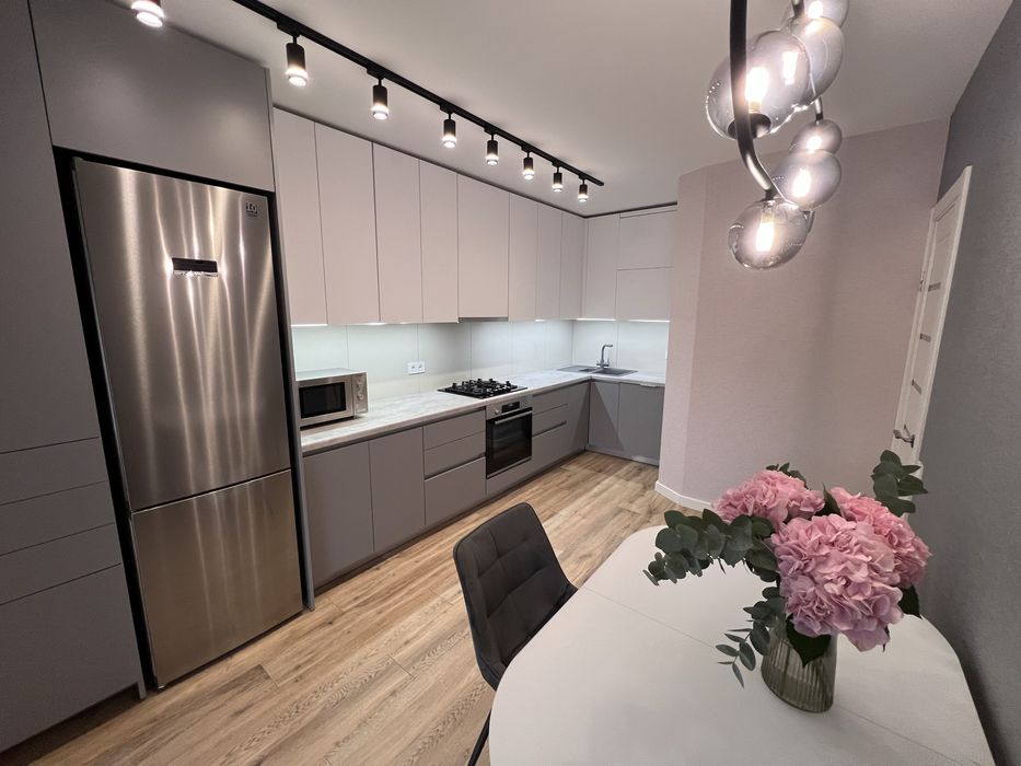 Трикімнатна квартира з ремонтом на Щасливому