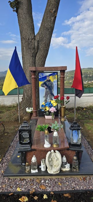 "Пам'ятники для вшанування героїв: індивідуальні рішення для військови