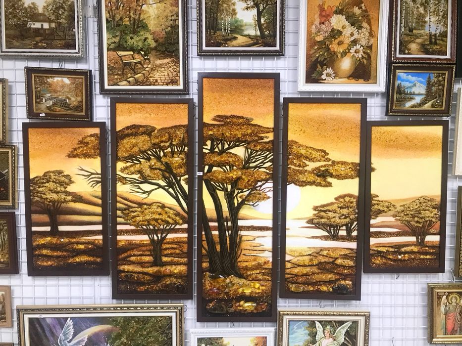 Картини та ікони з бурштину