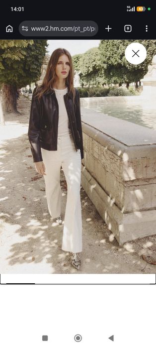 Calças brancas evasê em sarja