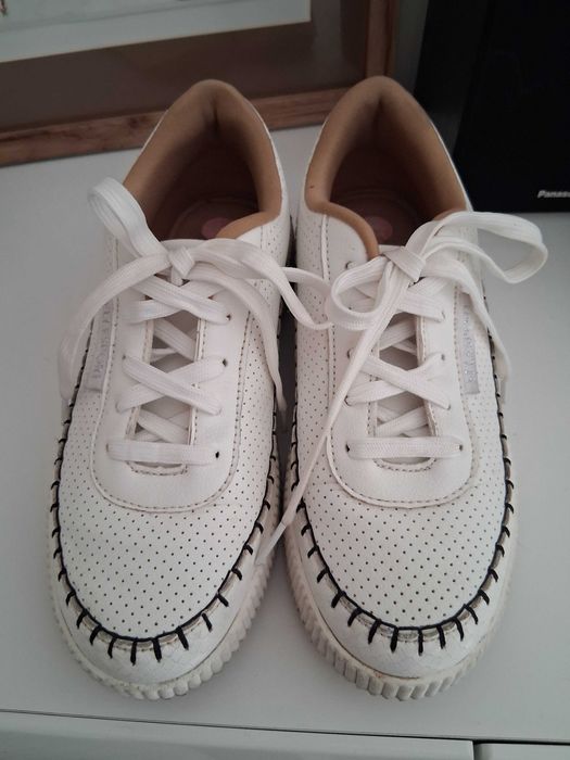 Białe  damskie adidasy.