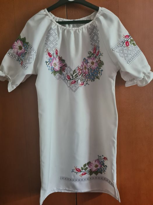 Вишивите плаття на дівчинку чи дівчину