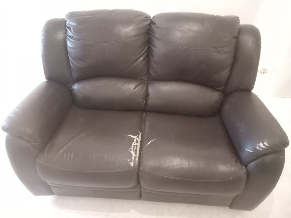 Sofá de 2 lugares.  Remesivel fàz de apoio aos pés