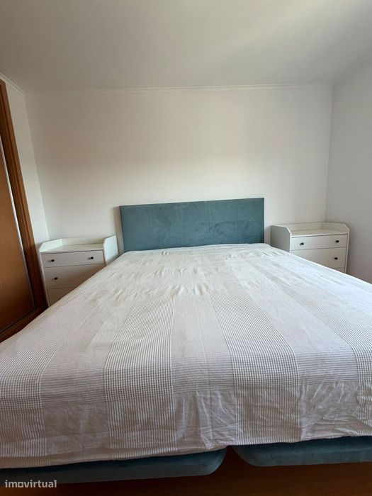 Apartamento T2 com Varanda e Garagem em Telheiras