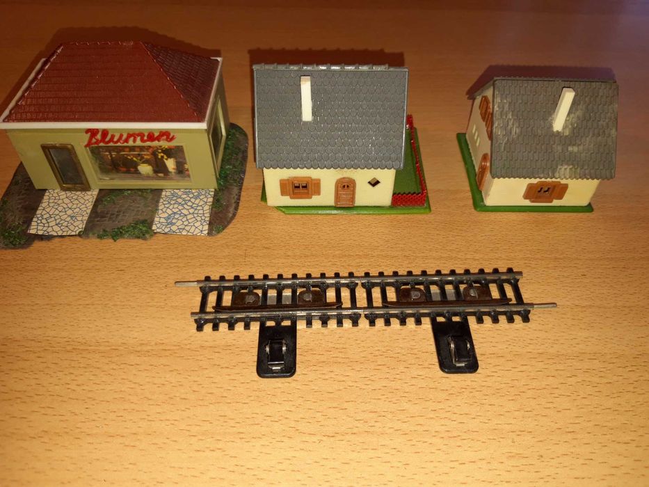 Zestaw domków na makietę i tor ,nie wiem czy PIKO