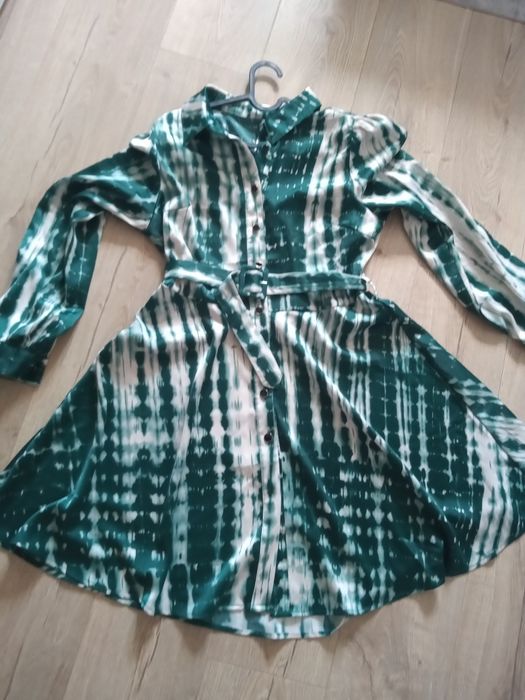 Elegancka sukienka z paskiem