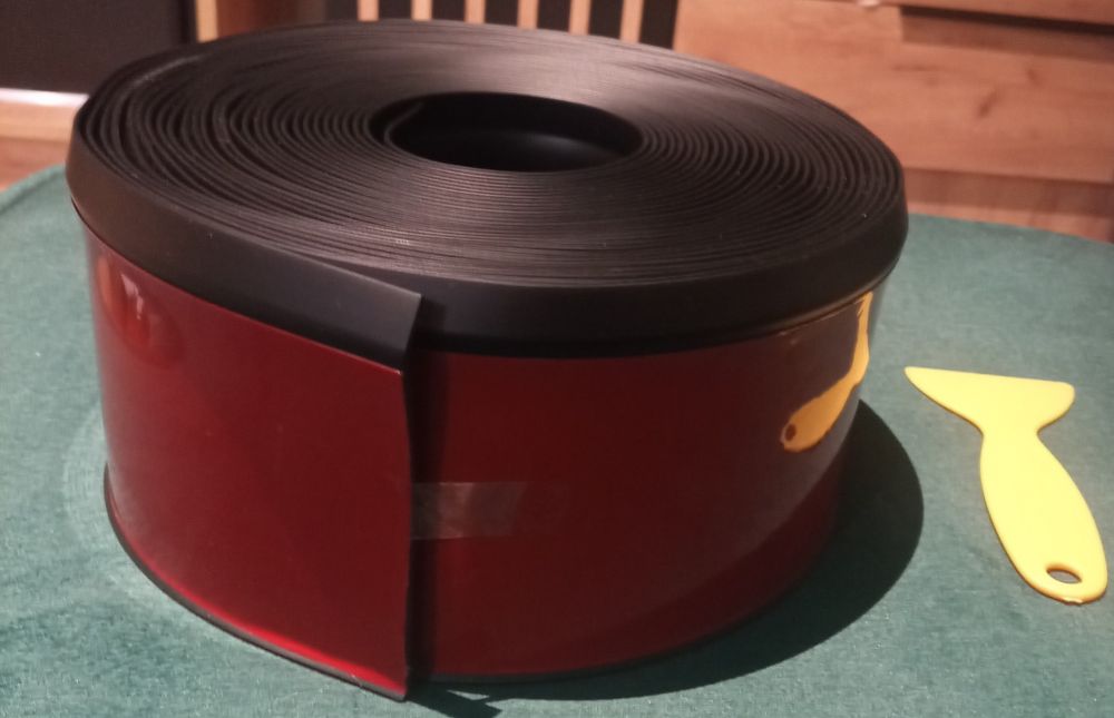 Miękka listwa przypodłogowa samoprzylepna 10 cm x 10 metrów czarna