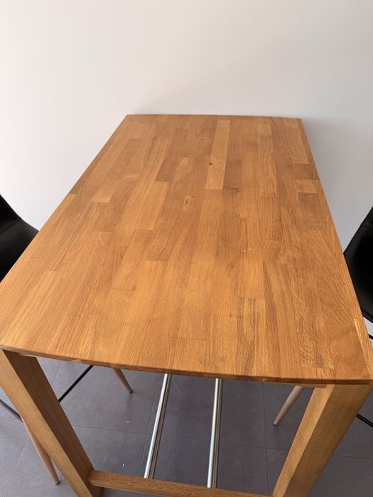 Mesa de bar com cadeiras