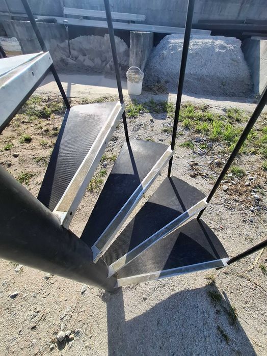 Escada redonda em ferro e madeira com 2.50m altura e outra com 2.70m