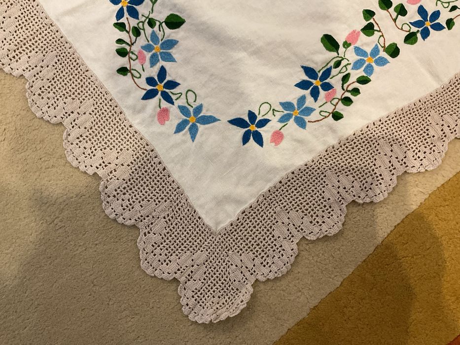 Toalha de mesa antiga em renda bordada com cercadura em renda 85x85 cm aprox.