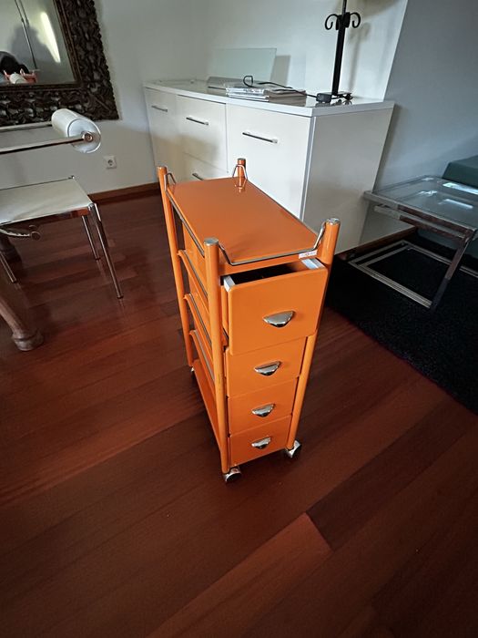 Armario metalico cor laranja com rodas