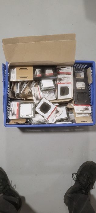 Ospel gniazdka elektryczne, ramki, włączniki, gniazdka sieciowe