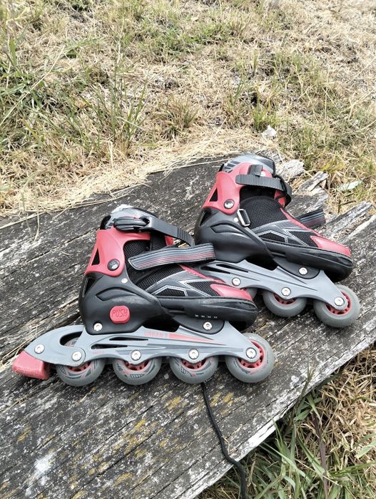 Patins em linha preto e vermelho