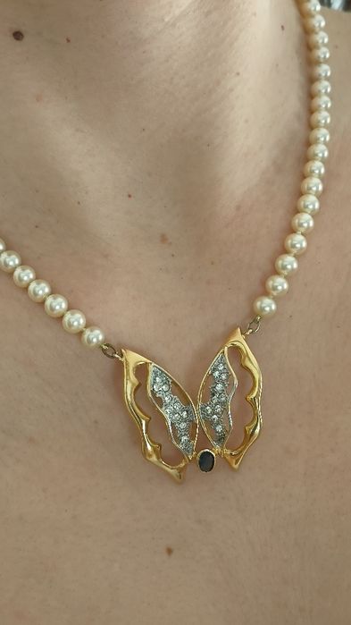 Colar pérolas com borboleta em prata