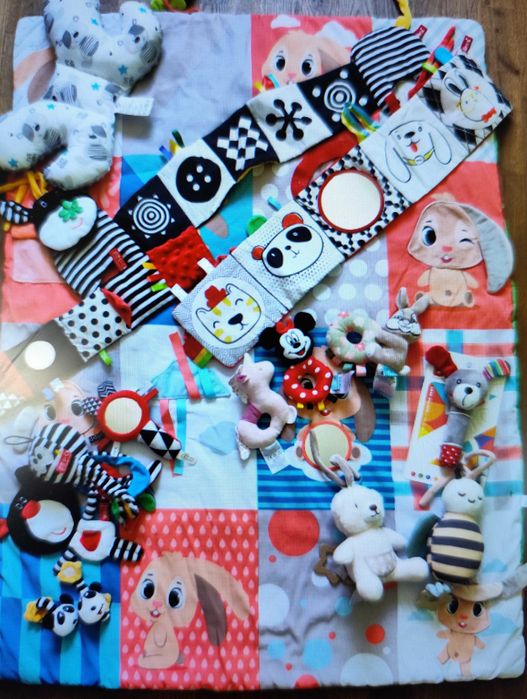 Zabawki kontrastowe, mata, grzechotki