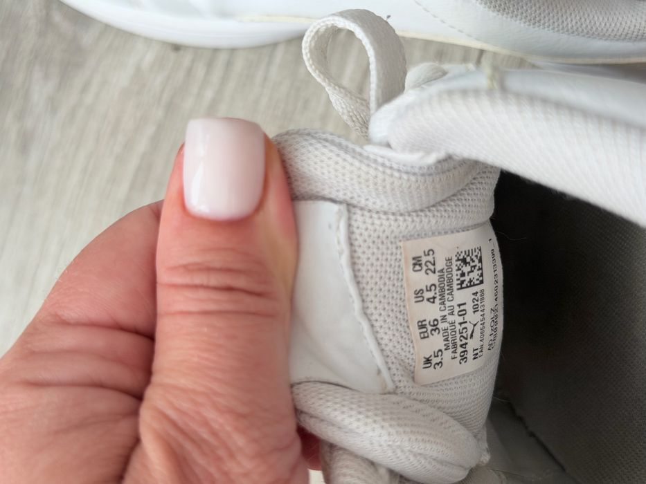 Куди puma білі на дівчинку