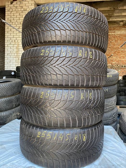 Комплект зимніх шин Nexen 255/45 R18