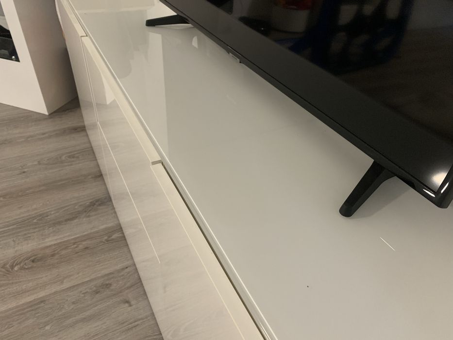 Aparador com base de vidro