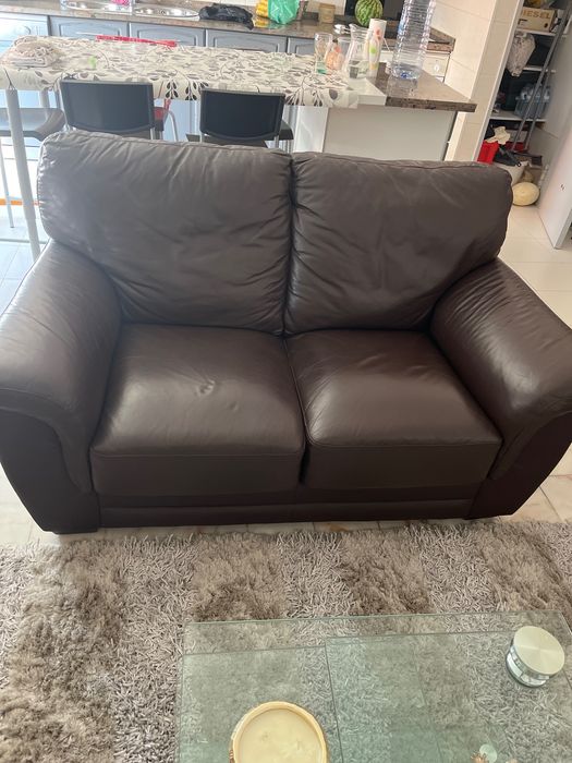 Dois sofás de cabedal ,com mesa de estar