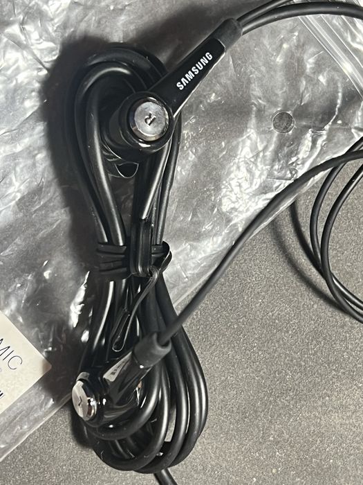 Проводные вакумные наушники Samsung.