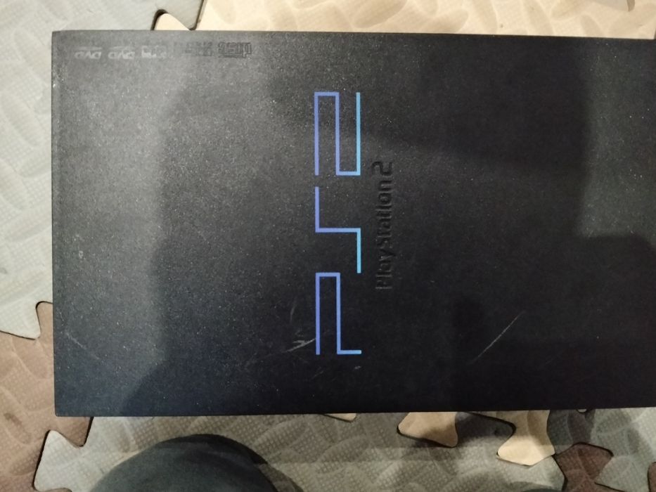 Uma Ps2 com comando e muito mais