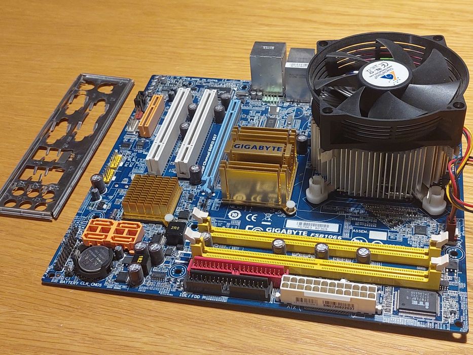 Płyta główna Gigabyte GA-945SCMX-S2 CPU Intel Core 2 Duo 2.2GHz+Gratis