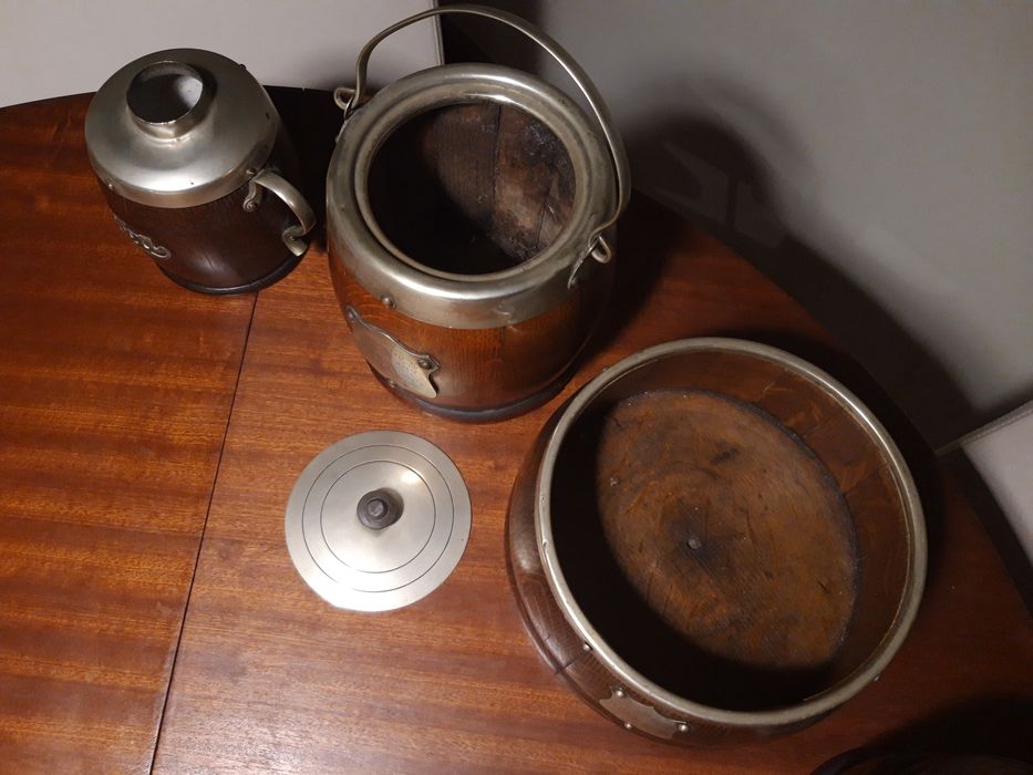 Antigo conjunto de recipientes britânicos de madeira com inscrições