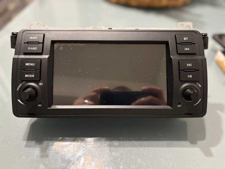Autorrádio Android para BMW Série 3 E46 com câmara de marcha-atrás.