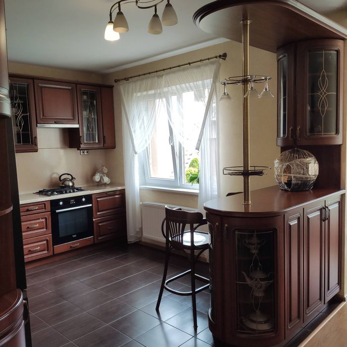 Новочасний будинок з меблями