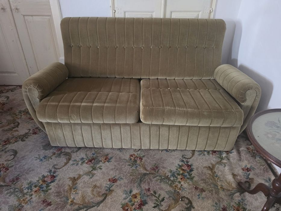 Sofá Antigo 145cm x 85cm e 2 poltronas