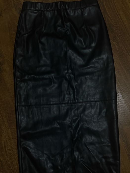 Шкіряна спідниця міді довжина