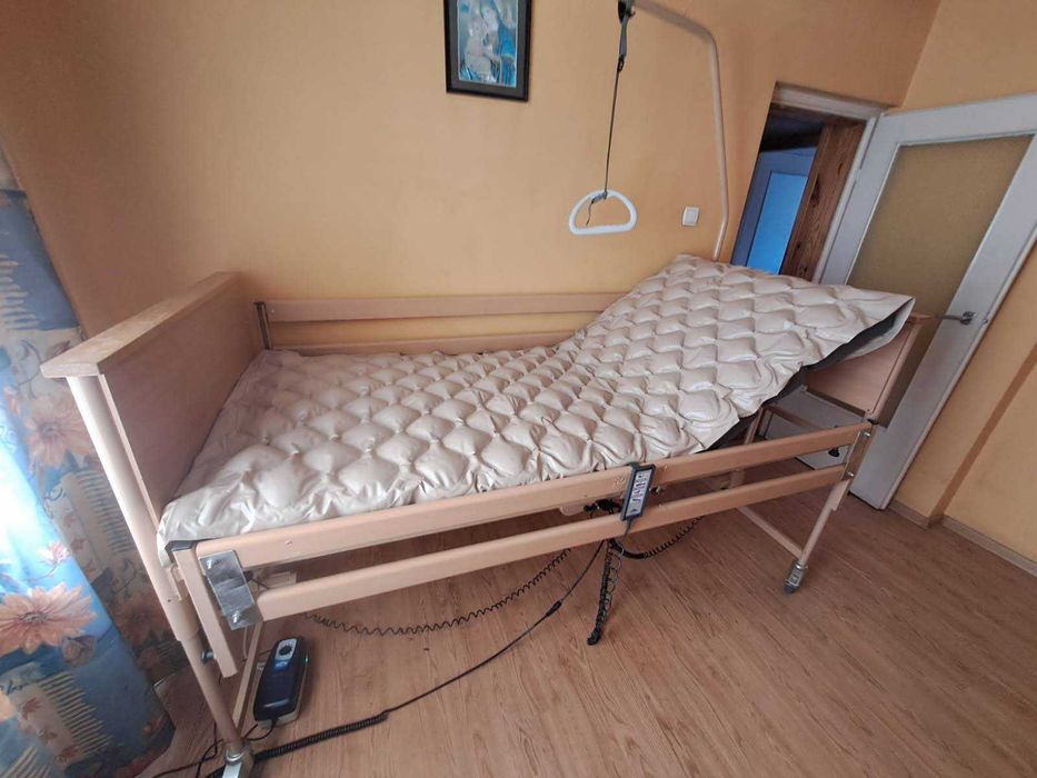 Łóżko rehabilitacyjne z materacem przeciwodleżynowym