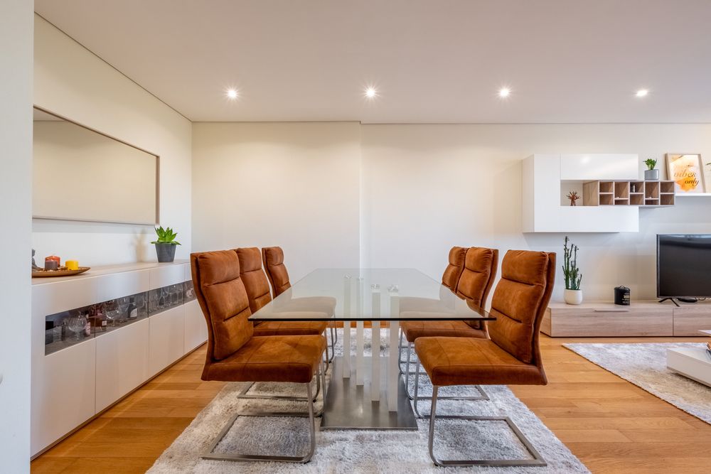 6 cadeiras de sala com estofos e estrutura metálica, em ótimo estado