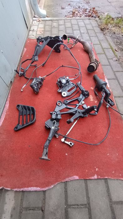 KTM DUKE RC 125 sety zaciski kolanko z katem