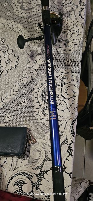 2 canas de pesca e um carreto