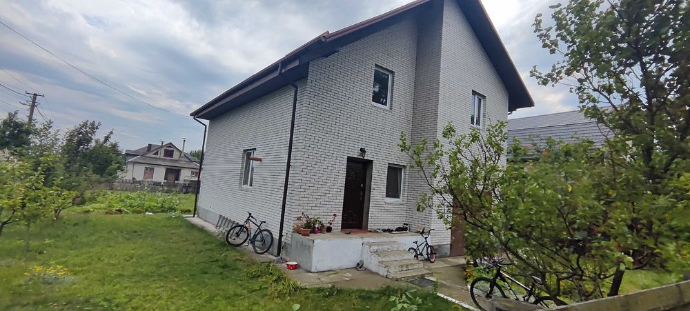 Продається новий двоповерховий цегляний будинок.4 кімнати.Гараж.10 соток приват\землі
