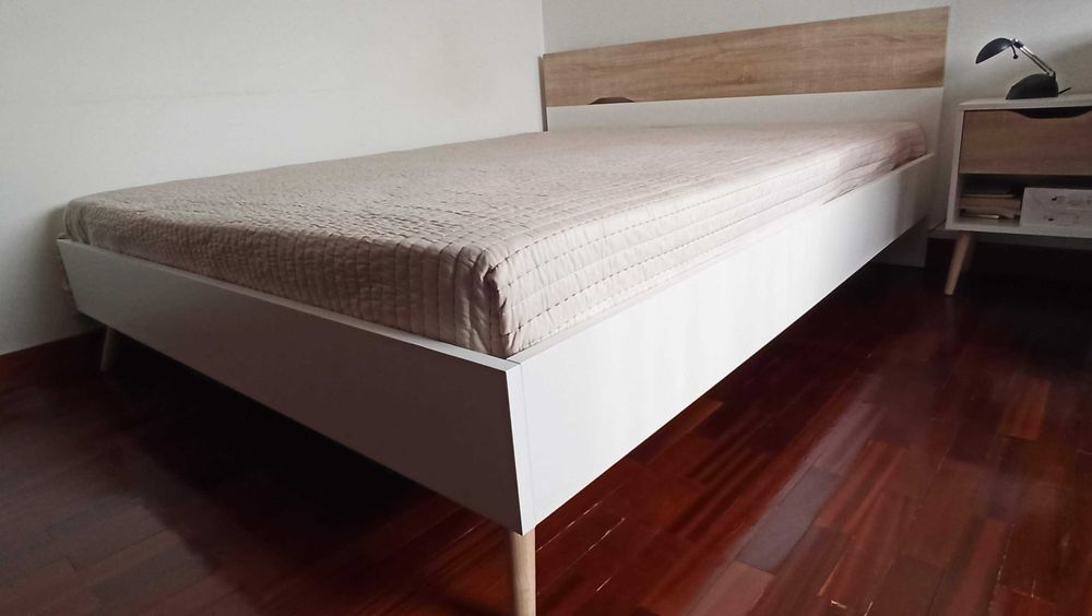 Cama de casal, com estrado e colchão + mesa de cabeceira