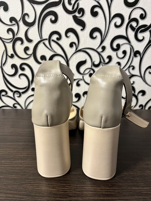 Босоножки на каблуке (кожа)