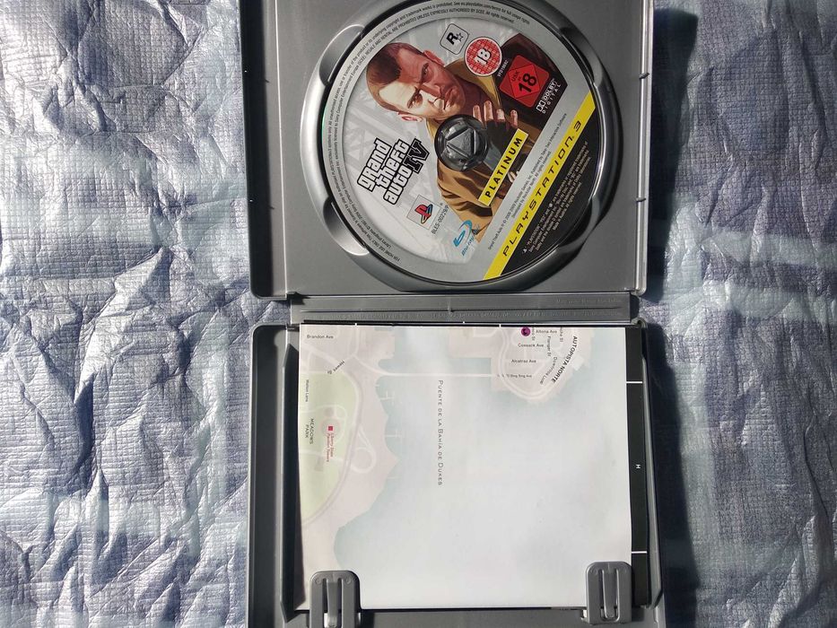 GTA 4 PS3 Platinum + Guia oficial em Espanhol