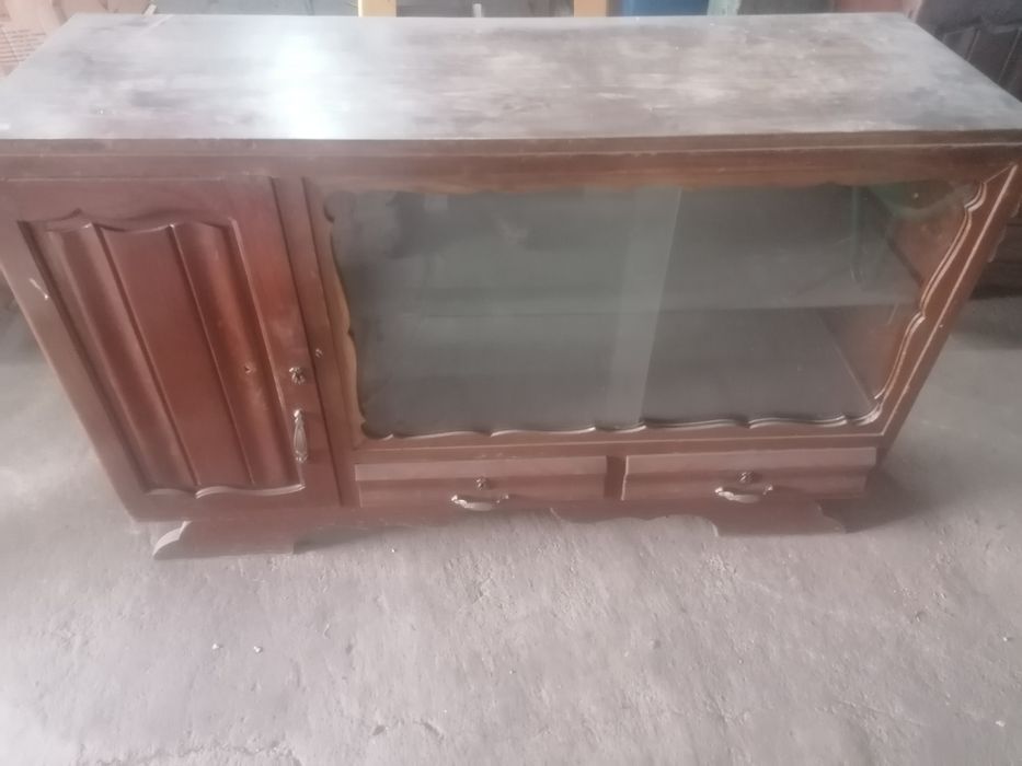 Vendo dois móveis muito antigos para restaurar em bom estado