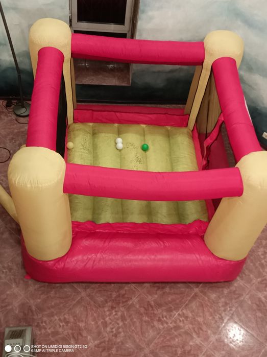 Батут надувний ігровий центр з компрессором.